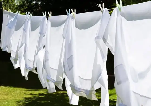 Idealna biel koszul? Pranie krok po kroku bez szarzenia i plam.