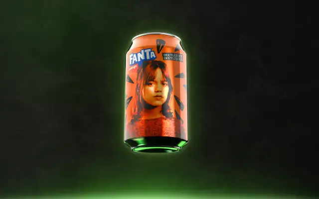 Pomarańczowa puszka Fanta z wizerunkiem dziewczyny i napisem Beetlejuice na ciemnym tle.