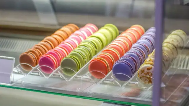 Makaroniki co to jest – poznaj tajemnice tych słodkich bezików