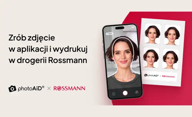 Kobieta robi sobie zdjęcie w aplikacji na telefonie, obok wydrukowane zdjęcia w Rossmannie.