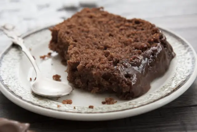 Jak zrobić idealną polewę do murzynka – proste przepisy i porady dla każdego