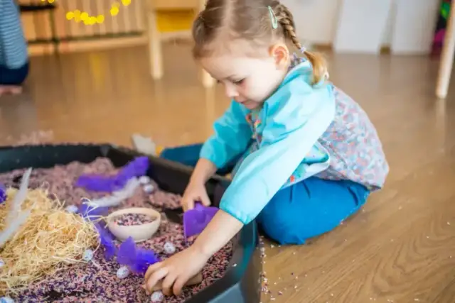 Zabawy sensoryczne dla dwulatka: 20+ pomysłów na rozwój i frajdę!