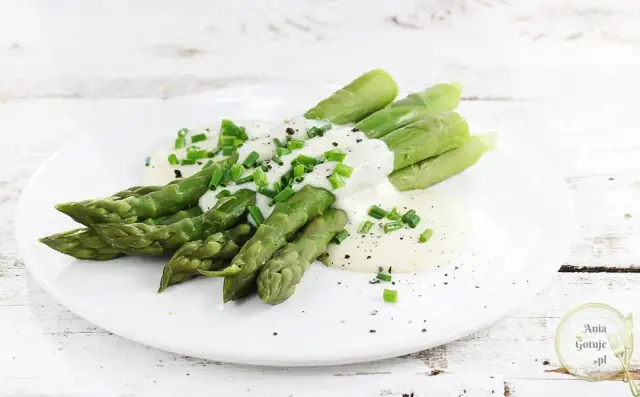 Jak przygotować szparagi na obiad? Prosty przewodnik i przepisy