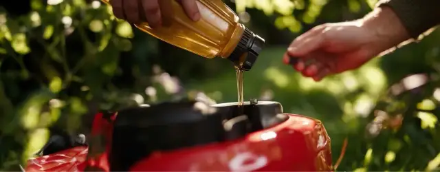 Ile oleju do kosiarki Briggs&Stratton? Sprawdź, by uniknąć problemów