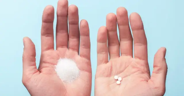 Porównanie cukru i tabletek. Czy wiesz, **co to maltitol**? To słodzik, który może zastąpić cukier.