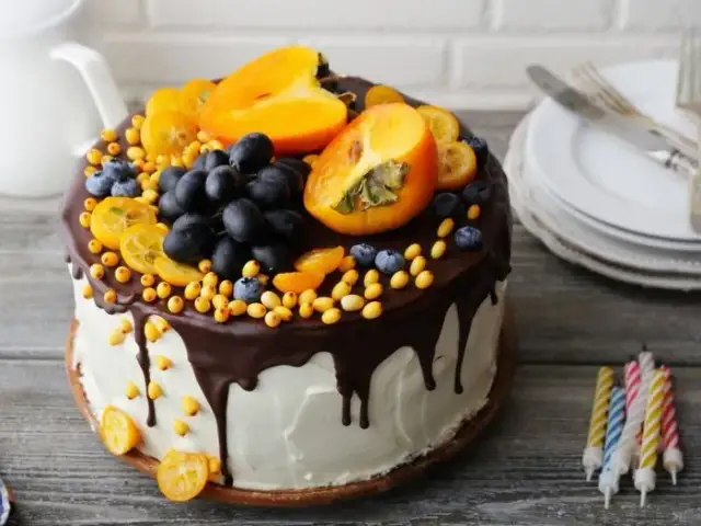 Jak ozdobić tort w domu - proste i kreatywne pomysły na dekorację