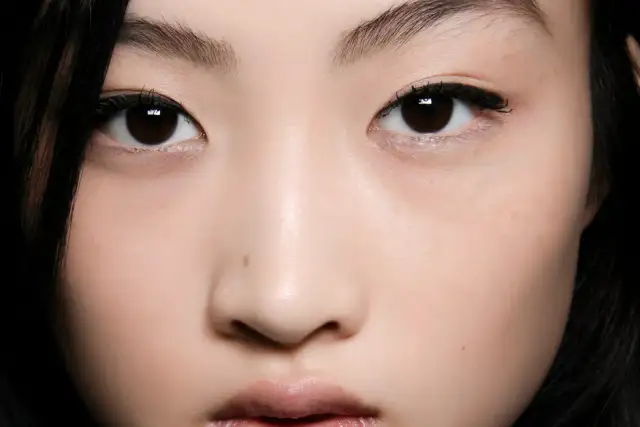 Koreańska pielęgnacja: 10 kroków do "glass skin" i sekretów pięknej cery