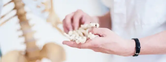 Osteoporoza: do jakiego lekarza się udać i jak uniknąć powikłań?