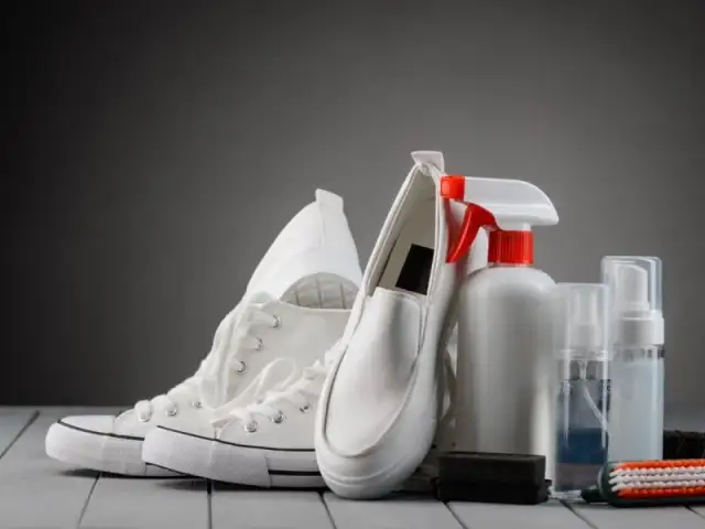 Skuteczne sposoby na zmycie żółtych plam z białych butów