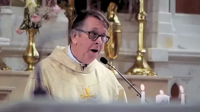 Ksiądz który śpiewa alleluja na ślubie – wzruszająca historia Ray Kelly'ego