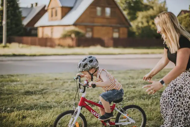 Jak nauczyć dziecko jeździć na rowerze bez bocznych kółek łatwo i szybko