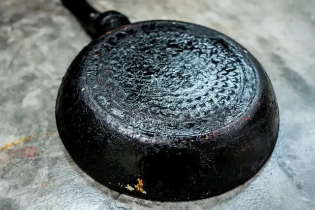 Jak wyczyścić przypaloną patelnię od spodu i przywrócić jej blask