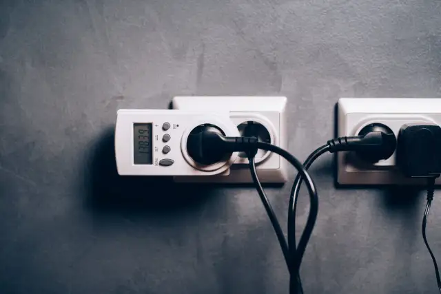 Jak sprawdzić bezpiecznik miernikiem? Poradnik krok po kroku