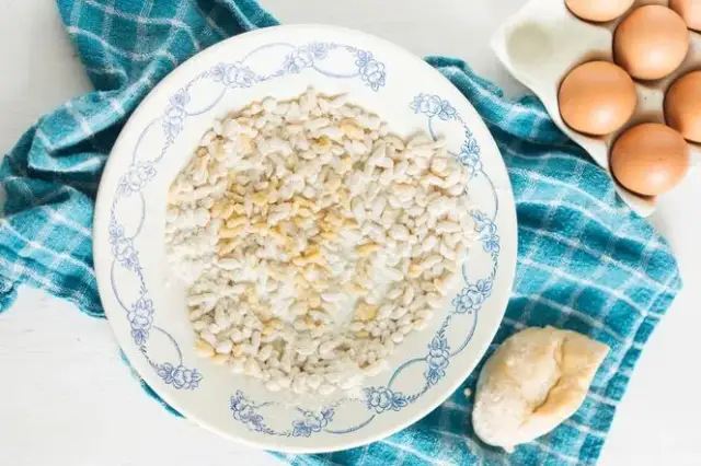 Jak zrobić zacierkę? Przepis krok po kroku na idealne kluski!