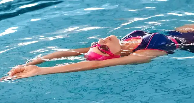 Pływanie kraulem co daje: odkryj korzyści dla zdrowia i kondycji