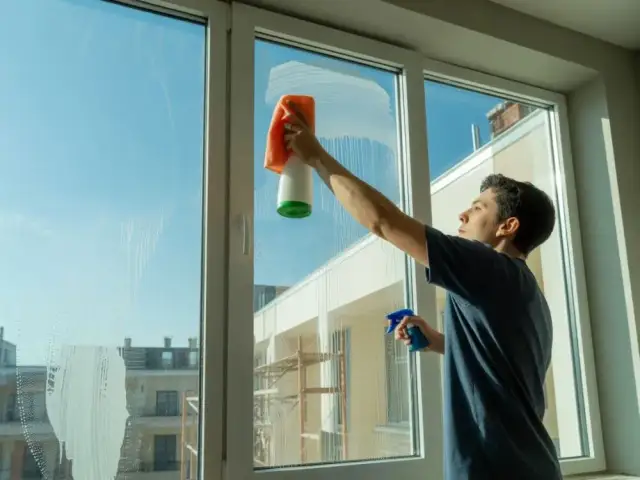 Skuteczne sposoby na mycie okien po remoncie - uniknij trudnych zabrudzeń