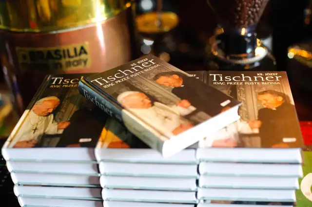 Stos książek z okładkami przedstawiającymi Jana Pawła II i ks. Tischnera.