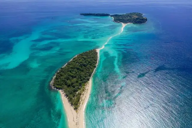 Rajskie plaże i turkusowa woda na Madagaskarze. Idealne miejsce na zwiedzanie i relaks.
