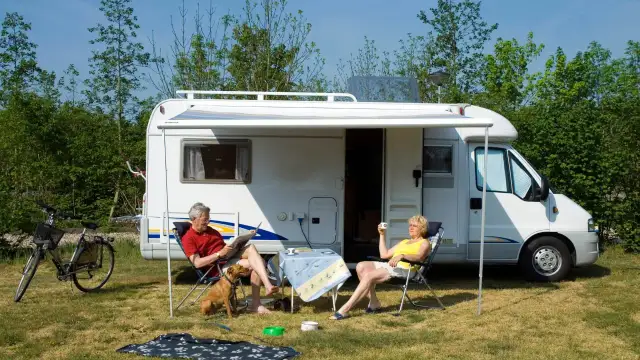 Zakopane kamperem: Legalne miejsca postoju i unikaj mandatów