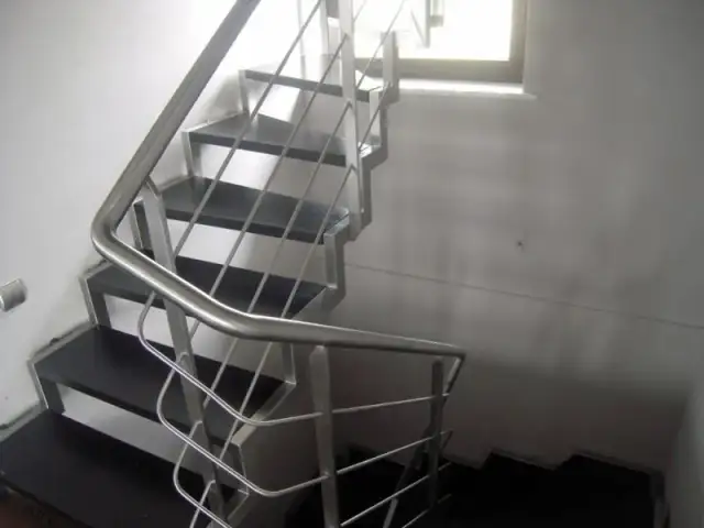 Bezpieczne barierki na schody z kwasówki: trwałość i elegancja