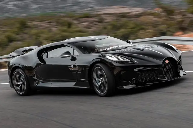 Czarny Bugatti La Voiture Noire pędzi po krętej drodze. Zastanawiasz się, ile kosztuje ten cud motoryzacji?