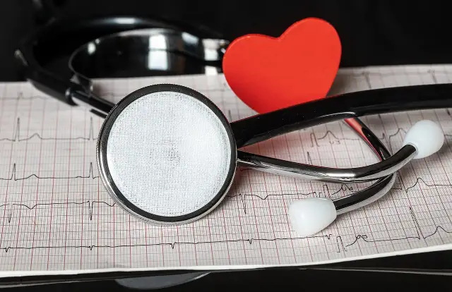 Stetoskop i czerwone serce na tle zapisu EKG. Dbamy o Twoje nt probnp.