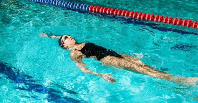 Pływanie na kręgosłup: Wybierz styl, który leczy, nie szkodzi!