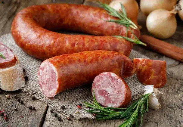 Jak zrobić 10 kg kiełbasy swojskiej? Sprawdzony przepis!