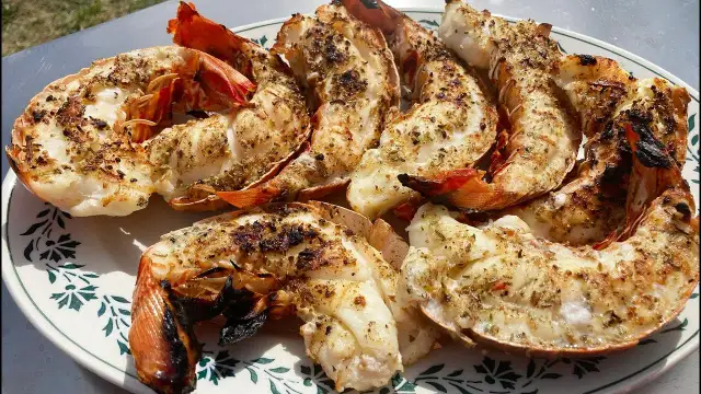 Queues de langouste grillées : le secret d'une chair tendre et juteuse.