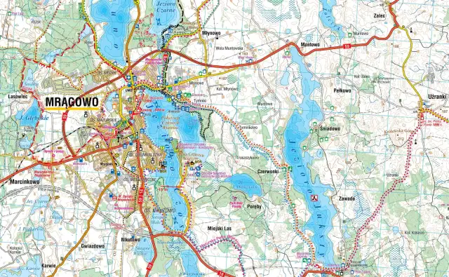 Mapa pokazuje, gdzie leży Mrągowo, otoczone jeziorami i lasami. Widać drogi, miejscowości i szlaki.