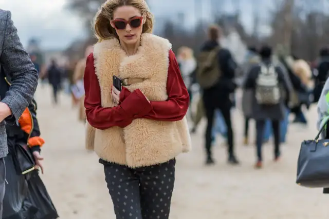 Czy futrzane kamizelki są modne? Oto stylowe pomysły na sezon