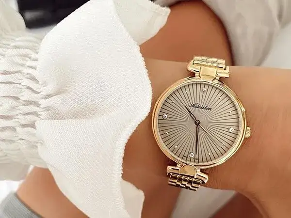 Zegarki na łańcuszku damskie – elegancja, styl i wyjątkowe modele