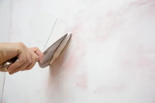 Jaką farbą pomalować stiuk, aby uniknąć problemów z wilgocią?