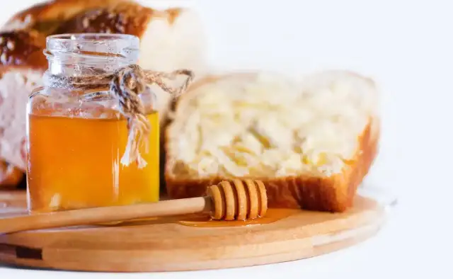 Czy w ciąży można jeść miód? Bezpieczne korzyści i pułapki