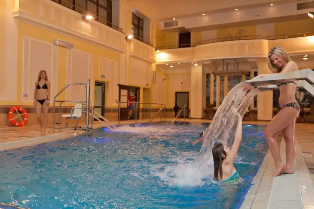 Duszniki-Zdrój: Basen w sanatorium? Najlepsze opcje dla seniora