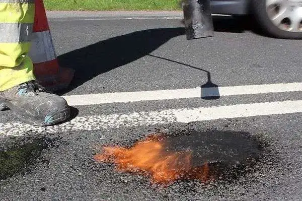 Ile schnie asfalt na gorąco? Poznaj czynniki wpływające na czas schnięcia