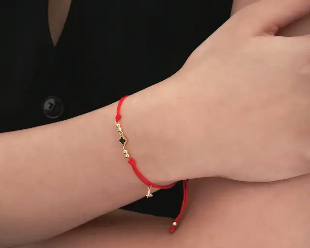 Na której ręce nosi się czerwoną bransoletkę? Odkryj znaczenie i tradycje