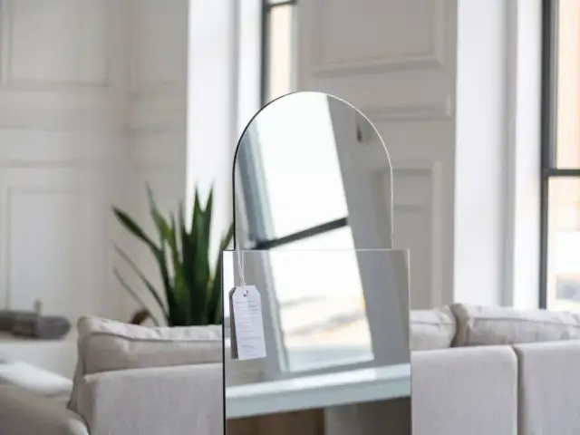 Ile kosztuje metr lustra? Ceny i czynniki wpływające na koszt