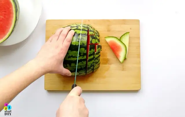 Jak pokroić arbuza? Proste i kreatywne sposoby na lato