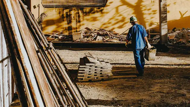 Rozbiórka budynku grożącego zawaleniem: Twój przewodnik krok po kroku