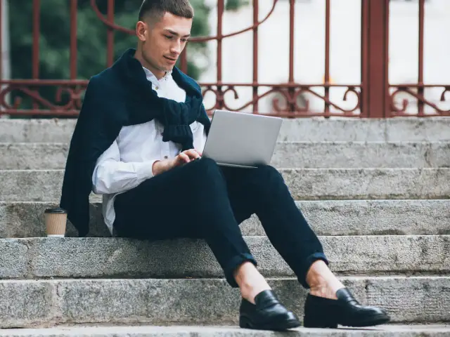 Mokasyny: skarpetki? Bez? Jak nosić je stylowo! Poradnik eksperta