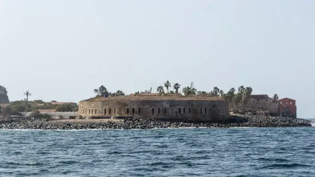 Fort d'Estrées, historyczna atrakcja Senegalu, z widokiem na ocean.
