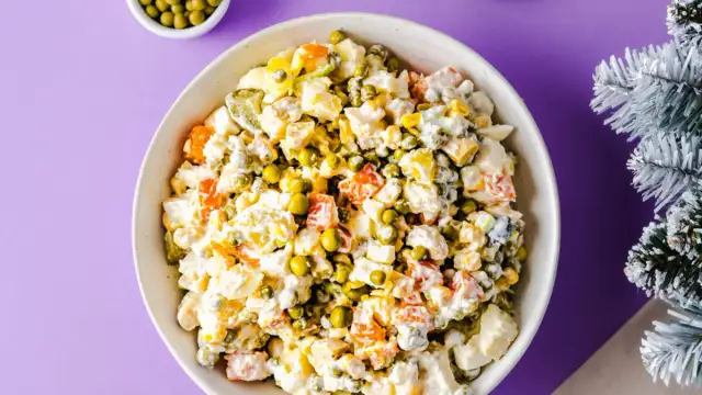 Czy do sałatki jarzynowej dodaje się cebulę? Sprawdź, co wybrać