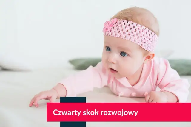 Niemowlę w różowej opasce z kokardką leży na brzuchu, patrząc w bok.