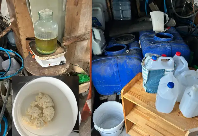 Duże niebieskie beczki, kanistry z płynami, biała masa w misce i zielony płyn w słoiku na podgrzewaczu.