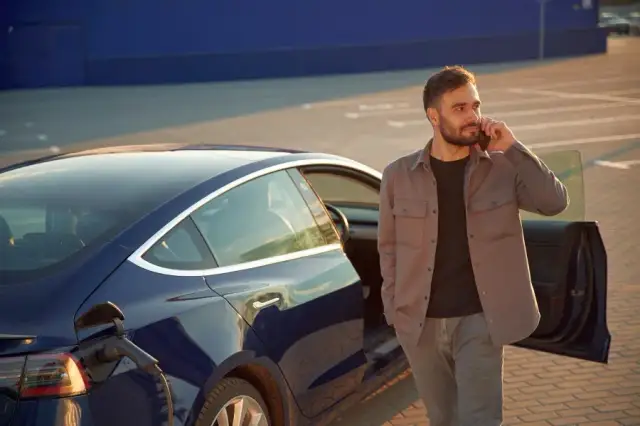 Pojemność baterii Tesla S: Kluczowe informacje o wersjach i trwałości