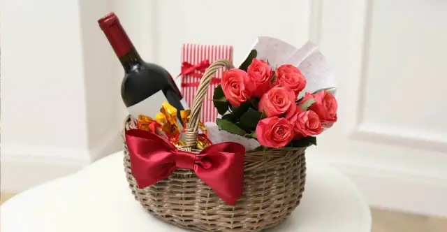 Wino na prezent ślubny: Jak zapakować je z efektem "wow"?