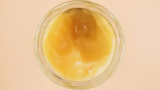 Jak rozpoznać miód z cukrem i uniknąć oszustw w zakupach