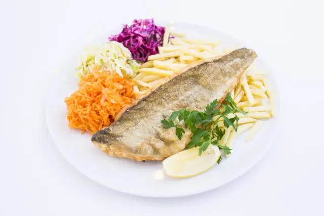 Krynica Morska: Gdzie zjeść rybę i nie zbankrutować? Poradnik!