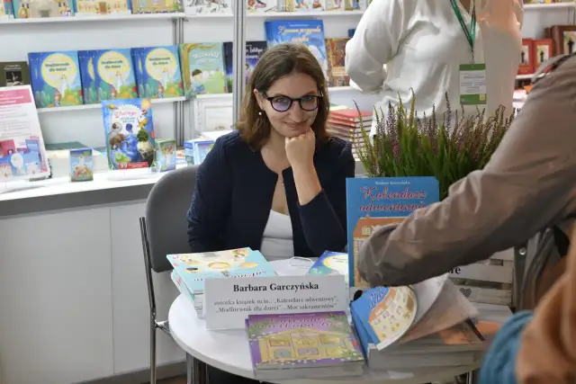 Wieczór autorski Szymborskiej: pisarka Barbara Garczyńska prezentuje swoje książki, w tym "Kalendarz adwentowy".